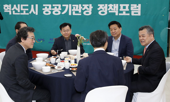 전북 혁신도시 공공기관장 정책포럼 참석