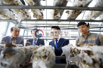 장흥군 버섯산업 연구원 학술 포럼 및 연구현장 둘러보는 이규성 차장