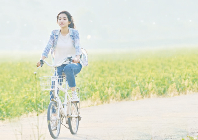 영화 ‘리틀 포레스트’의 한 장면, 혜원이 자전거를 타고 들판을 달리고 있다