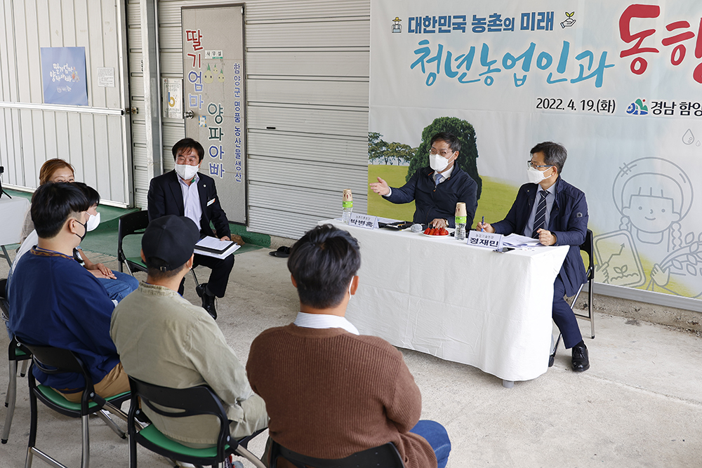 상세보기 < 인물/동정< 새소식 < 정책홍보 < 농촌진흥청 [인물/동정]경남 연구현장과 청년농업인 영농현장 찾은 박병홍 청장