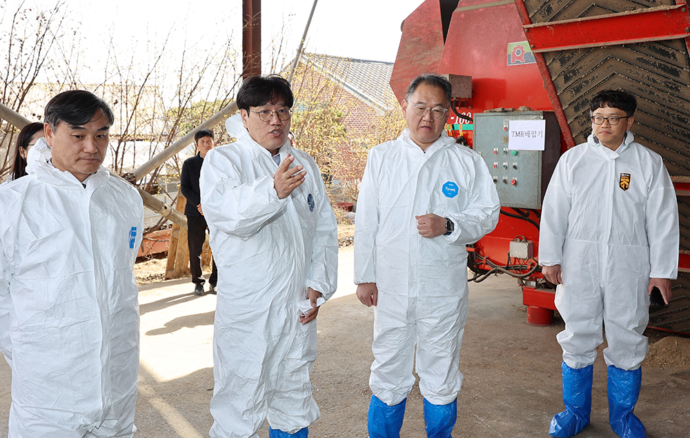 조재호 농촌진흥청장은 13일 경기도농업기술원에서 과수화상병 정밀 예방관찰과 산불 예방 등 주요 농업 현안을 점검하고, 핵심과제 추진 상황을 보고 받았다. 