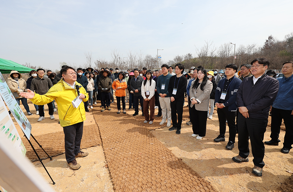 농촌진흥청은 양봉산업의 지속적인 발전과 생태계 보전, 꿀벌 사육 환경 조성 등을 위해 29일 국립농업과학원 인근 호남고속도로 옆 대지에서 밀원수 심기 행사를 열었다. 