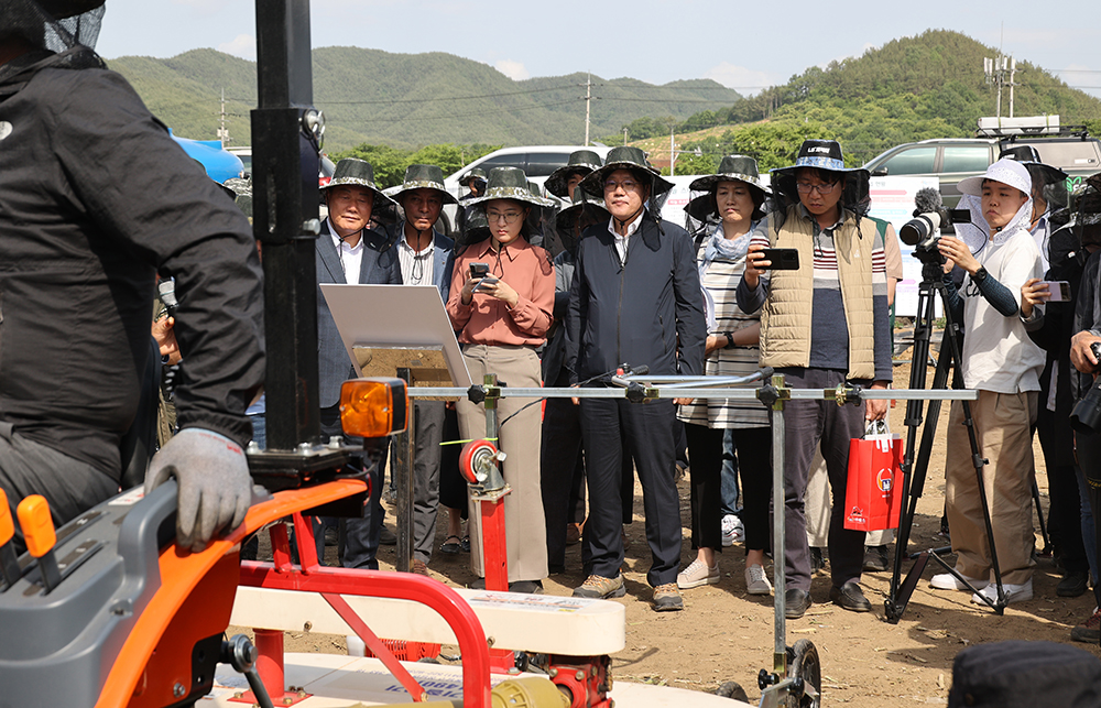 조재호 농촌진흥청장은 23일 경남 합천에서 '밭작물 스마트 기계화 재배기술 현장 연시회'를 실시했다.