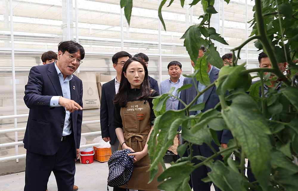 조재호 농촌진흥청장은 7일 전남 고흥에 있는 ‘스마트팜 혁신밸리’ 현장을 방문해 운영현황과 청년 창업농 육성 사업 등을 보고받고, 관련 시설을 시찰한 뒤 순천만 국제정원박람회장으로 이동해 주요시설을 둘러봤다.