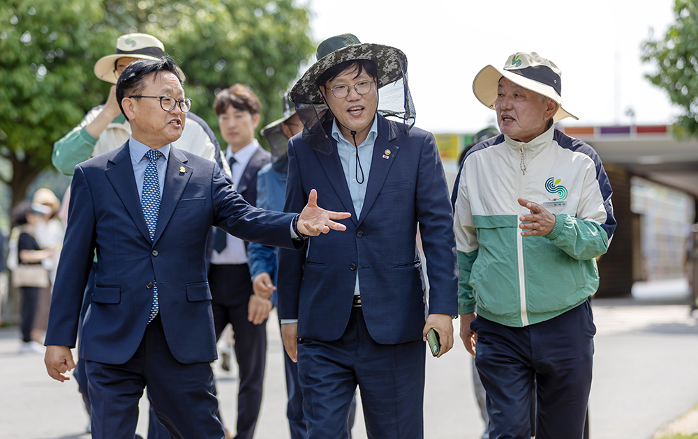 조재호 농촌진흥청장은 7일 전남 고흥에 있는 ‘스마트팜 혁신밸리’ 현장을 방문해 운영현황과 청년 창업농 육성 사업 등을 보고받고, 관련 시설을 시찰한 뒤 순천만 국제정원박람회장으로 이동해 주요시설을 둘러봤다.