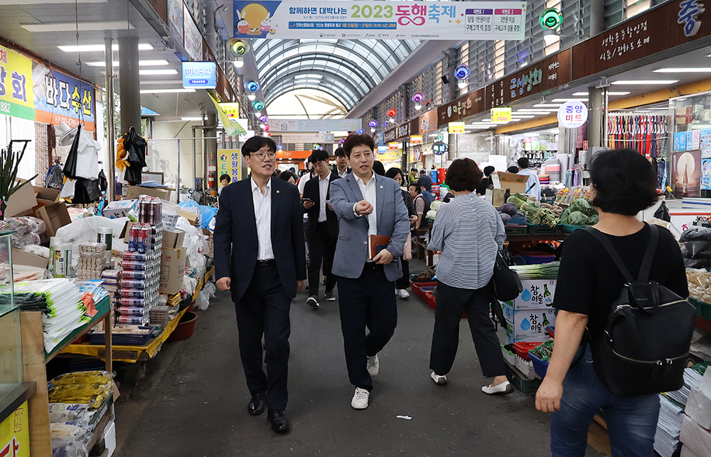  조재호 농촌진흥청장은 26일 전주 신중앙시장을 방문해 현장을 둘러본 뒤 양곡류, 청과류, 축산물, 떡류 등 추석 성수품 물가동향을 점검하고 현장 목소리를 들었다.