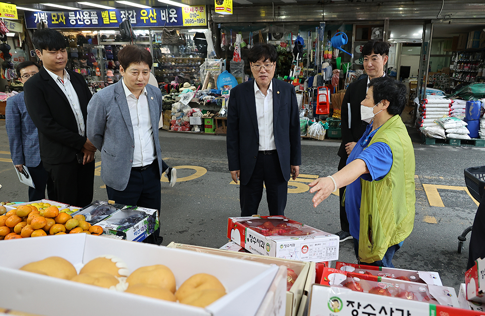  조재호 농촌진흥청장은 26일 전주 신중앙시장을 방문해 현장을 둘러본 뒤 양곡류, 청과류, 축산물, 떡류 등 추석 성수품 물가동향을 점검하고 현장 목소리를 들었다.1