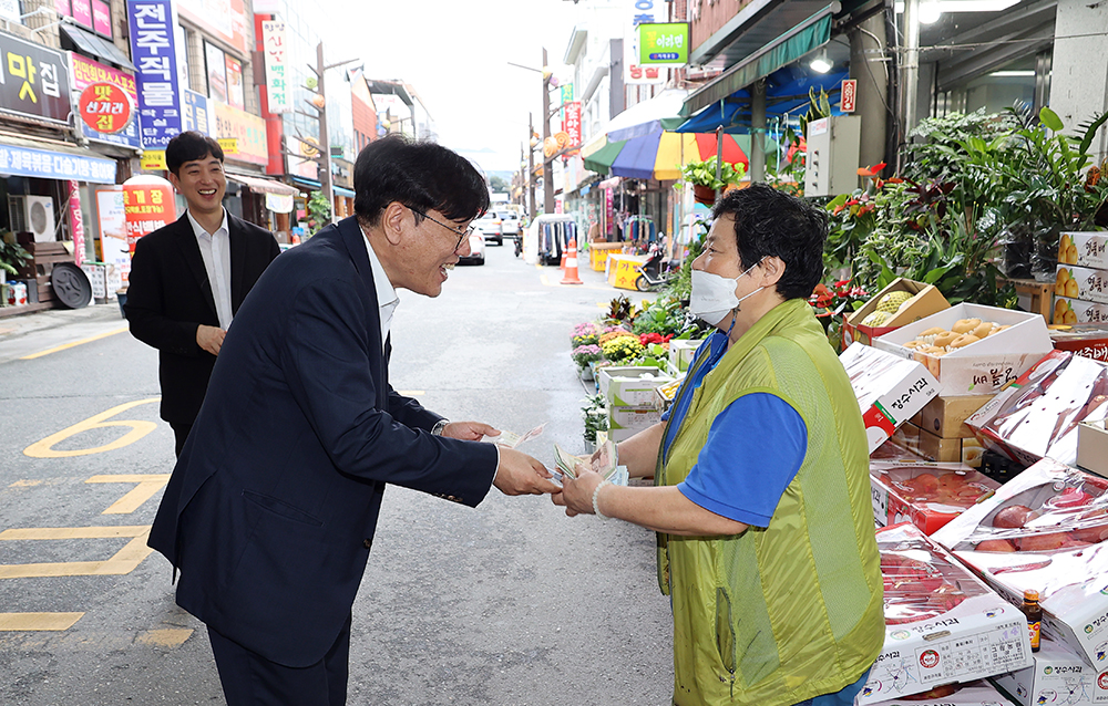  조재호 농촌진흥청장은 26일 전주 신중앙시장을 방문해 현장을 둘러본 뒤 양곡류, 청과류, 축산물, 떡류 등 추석 성수품 물가동향을 점검하고 현장 목소리를 들었다.2