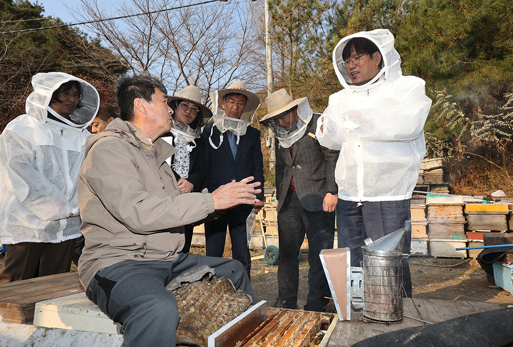 조재호 농촌진흥청장은 23일 전북 장수군에 있는 양봉농가를 찾아 월동에 대비한 꿀벌 관리 상황을 점검했다. 