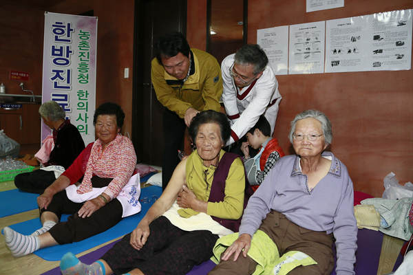 충남 홍성에서 '이동식 농업종합병원' 봉사활동 펼쳐 .