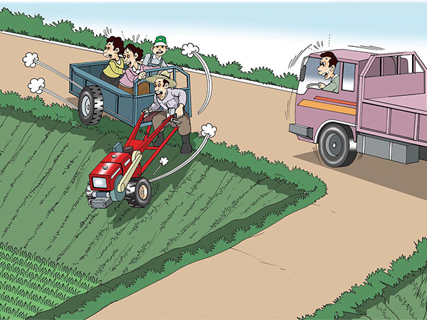농로에서 마주 오는 트럭을 피하려다 경운기 추락