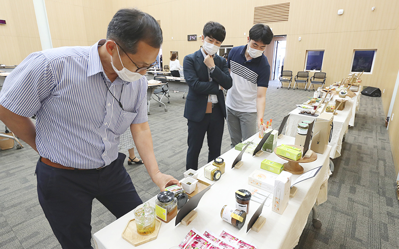 농산물 가공식품 시제품을 확인하고 있는 홍송원 지도사(가운데) 