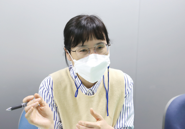 양봉산업 발전의 중요성에 대해 설명하고 있는 한상미 연구관