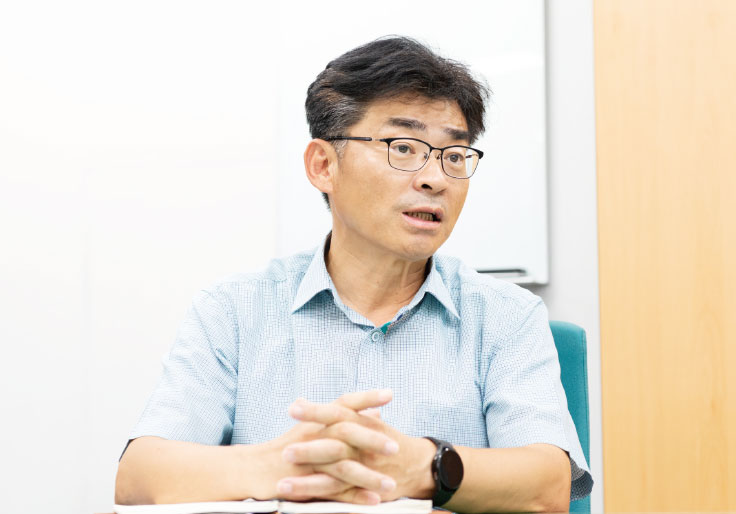 가루쌀에 관해 설명하고 있는 정지웅 연구관 