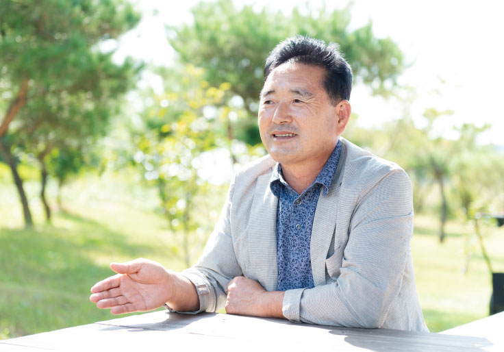가루쌀로 만든 쌀빵에 대해 설명하는 정창선 대표