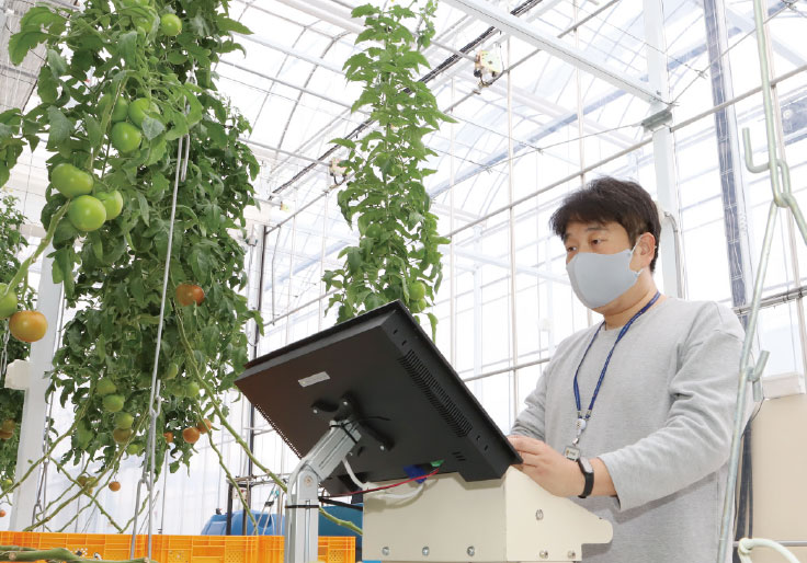 개발 중인 농업로봇을 확인하고 있는 김경철 연구사